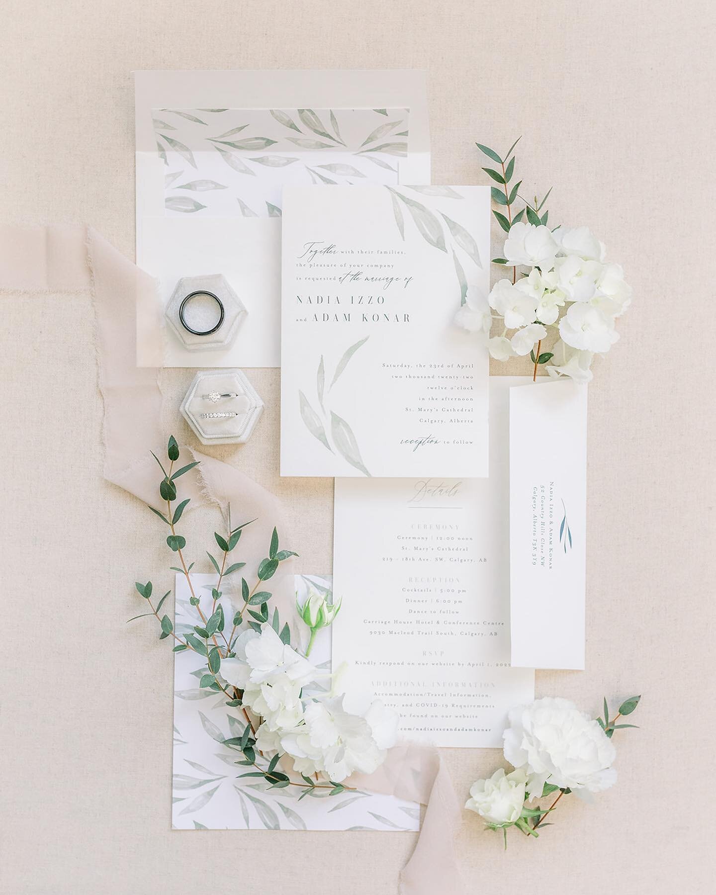 WEDDING PRO TIP:

ask your florist if they are able to leave you any extra clippings in a bag for your flat lay photos! It adds such a nice touch 😍 Thank you @occasionalbloomyyc for including extras for this wedding!

what would your wedding tips be
